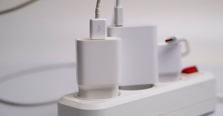 Ładowanie telefonu podczas burzy: czy można czuć się bezpiecznie?