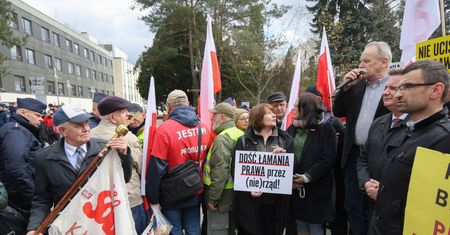 "Stop bezprawiu Tuska". Manifestacja przed TK