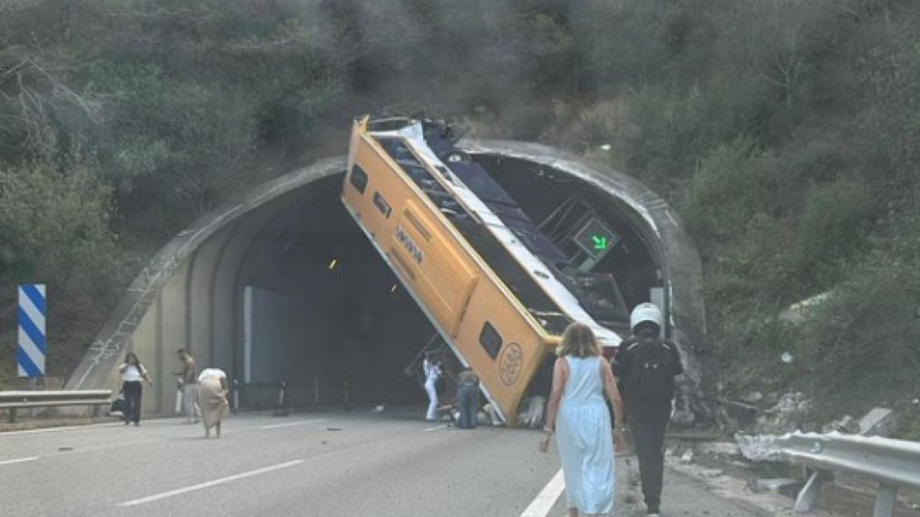 Koszmarny wypadek w Hiszpanii. Autokar uderzył w konstrukcję tunelu.