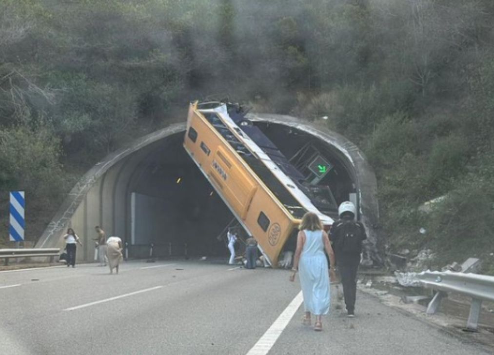 A horrific accident in Spain. A coach collided with the structure of a tunnel.