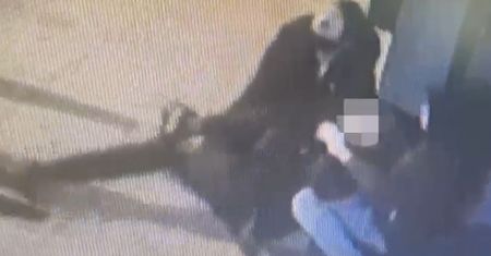Warszawa: Wypłacił pieniądze i został napadnięty. Napastnicy użyli noża, policja opublikowała nagranie