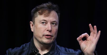 Elon Musk to maniak Cyberpunka 2077. Wziął broń i odwiedził CD Projekt Red