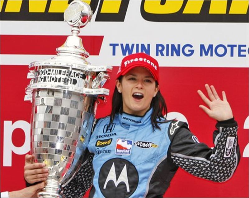 20 kwietnia 2008 r. - Danica Patrick pierwszą kobietą, która wygrywa w IndyCar (fot. toledoblade.com)