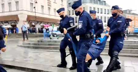 Obywatel zatrzymany za antyrządowy transparent. Dotarliśmy do tłumaczeń szefa warszawskiej policji