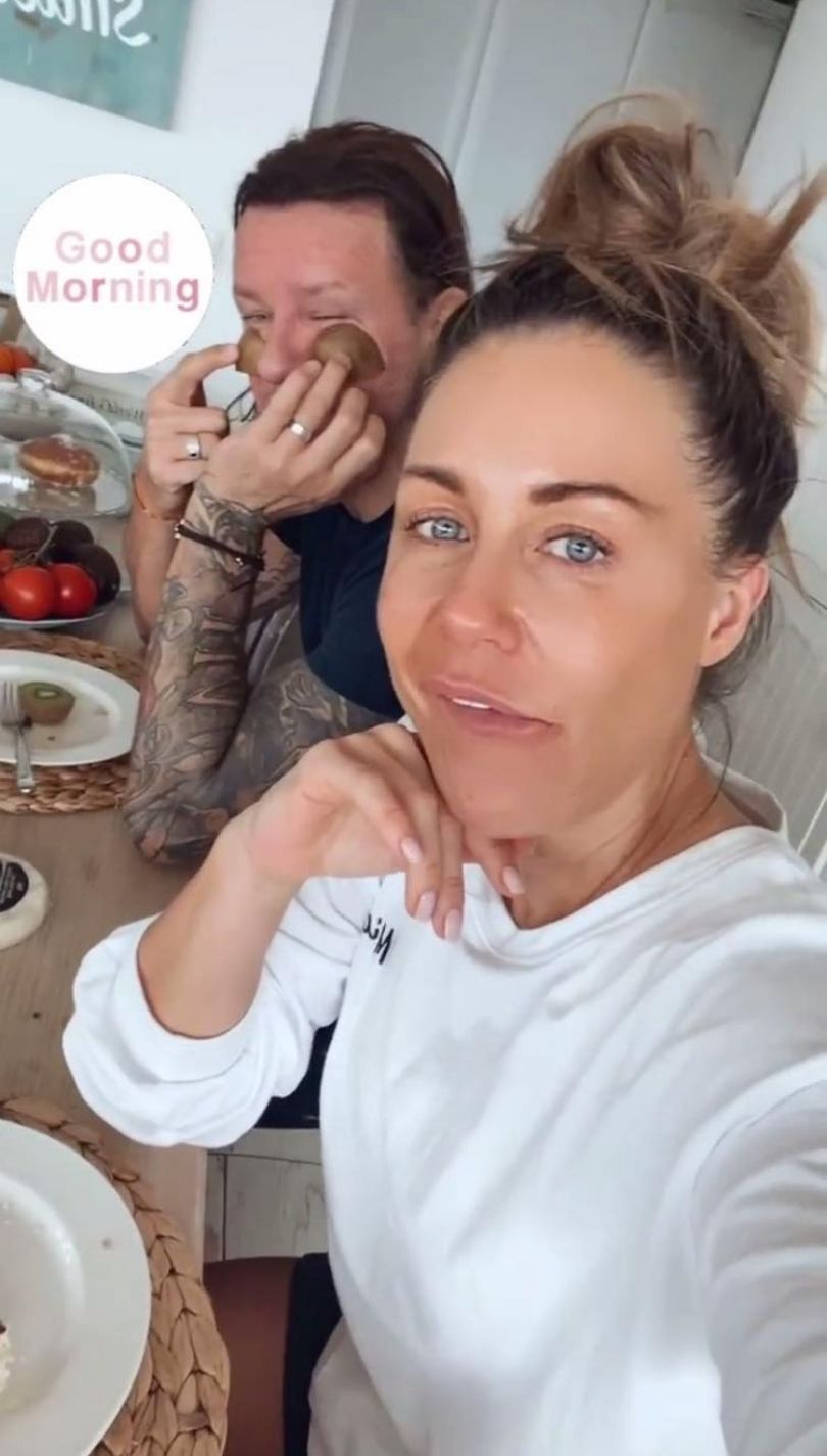 Małgorzata Rozenek i Radosław Majdan pozdrawiają z rodzinnego śniadania w domowej kuchni