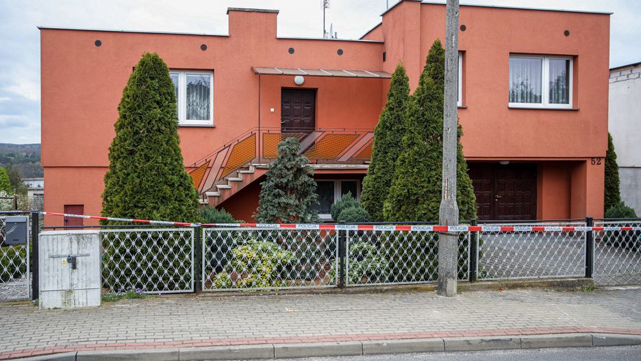Chodzież, 25.04.2023. Dom jednorodzinny przy ul. Podgórnej w Chodzieży, w którym w poniedziałek 24 kwietnia policja ujawniła pięć ciał, 25 bm. Wg. ustaleń śledczych, wstępne ustalenia wykazały, iż 41-letni mieszkaniec domu pozbawił życia swoją rodzinę, a następnie popełnił samobójstwo. (jk/amb) PAP/Jakub Kaczmarczyk