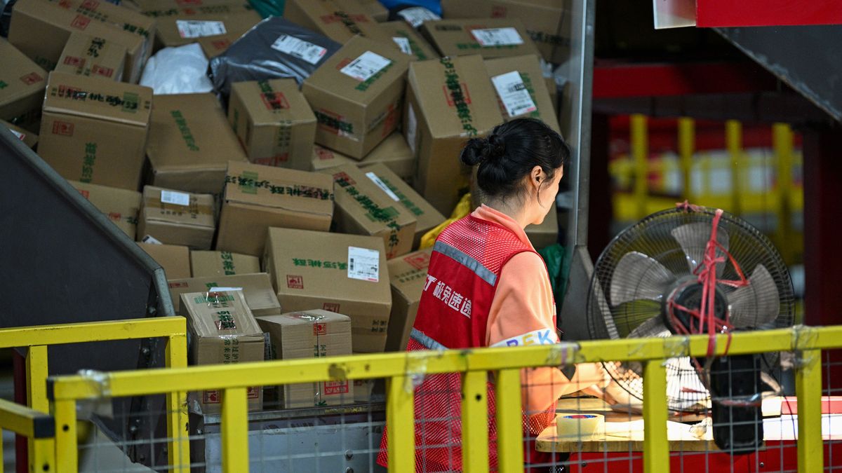 NANJING, CHINA - NOVEMBER 11, 2025 - Staff are sorting express packages on the intelligent sorting line of Jitu Express Transfer Center located in Jiangning District, Nanjing City, Jiangsu Province, China in the early morning of November 11, 2025. (Photo credit should read CFOTO/Future Publishing via Getty Images)