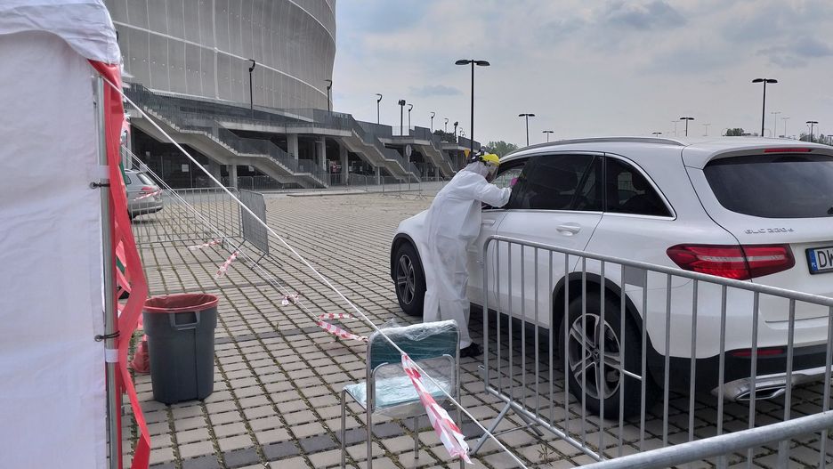 Koronawirus. Mobilny punkt badań na Stadionie Wrocław do zamknięcia