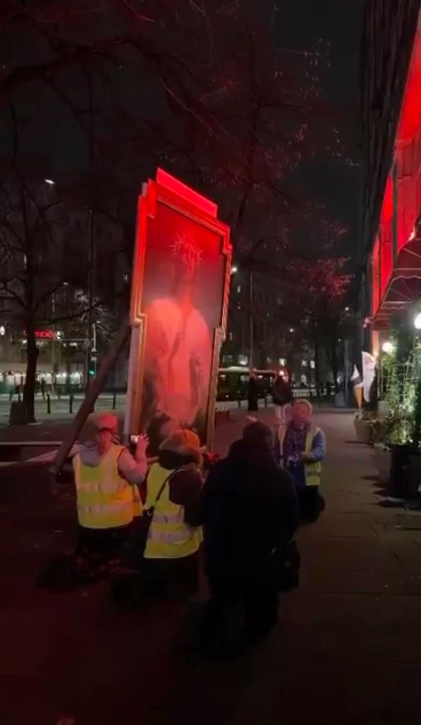Protest modlitewny przed warszawską knajpą