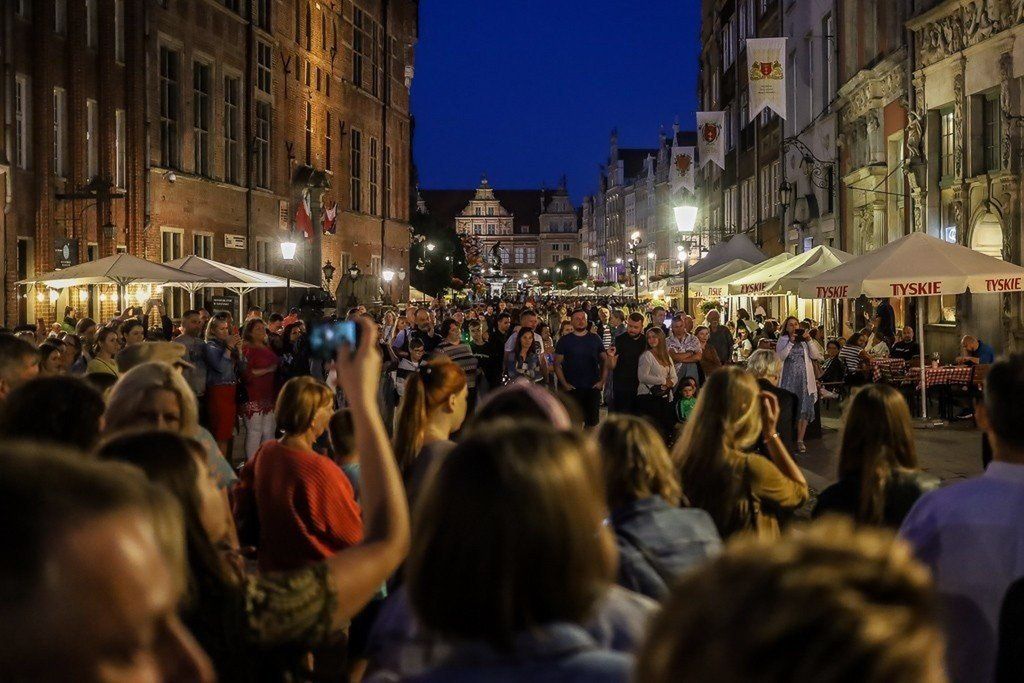 Główne Miasto w Gdańsku w wakacje tętni życiem 