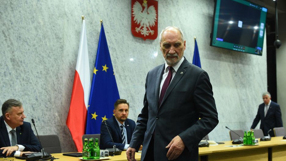 Błaszczak wysłał Macierewicza. Gorąco na komisji obrony