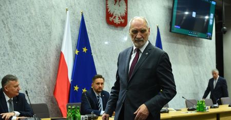 Błaszczak wysłał Macierewicza. Gorąco na komisji obrony