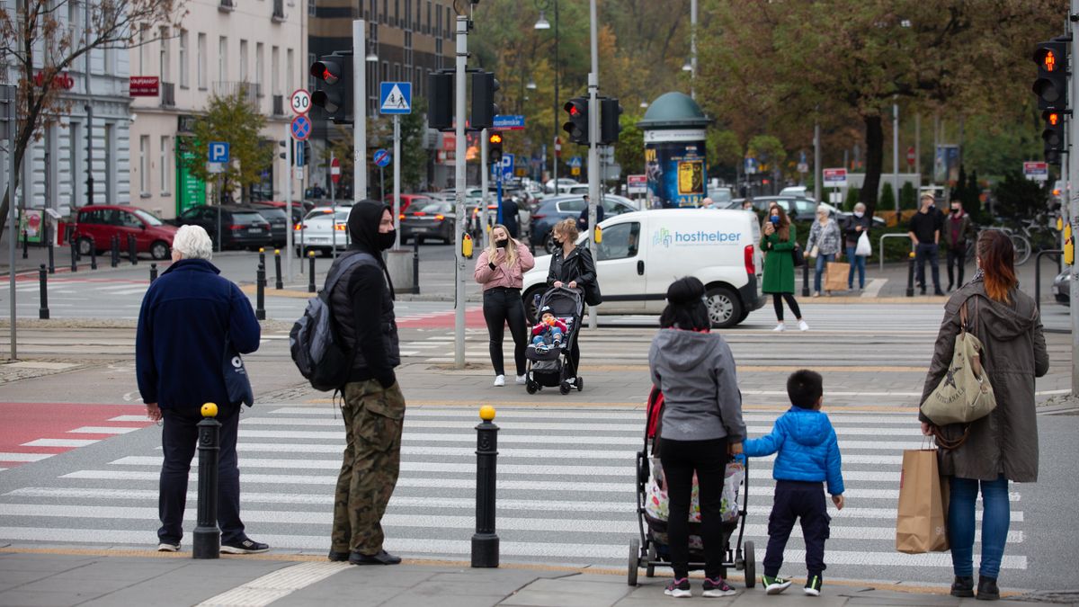 Na zdjęciu ludzie na ulicy