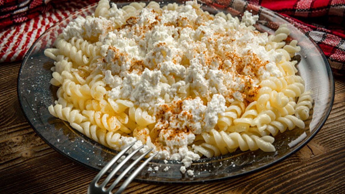 Przepis na makaron z białym serem. Jego przygotowanie na pewno przywoła wspomnienia z dzieciństwa