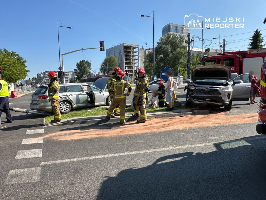 Wypadek na Sobieskiego. Dwie osoby w szpitalu i zablokowane skrzyżowanie