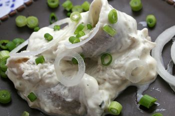 Śledzie w śmietanie często lądują na twoim stole? Dietetyczka wyjaśnia, czy są zdrowe