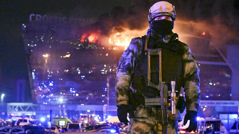 Strzelanina w hali koncertowej w Krasnogorsku
A Russian Rosguardia (National Guard) servicemen secures an area as a massive blaze seen over the Crocus City Hall on the western edge of Moscow, Russia, Friday, March 22, 2024. Several gunmen have burst into a big concert hall in Moscow and fired automatic weapons at the crowd, injuring an unspecified number of people and setting a massive blaze in an apparent terror attack days after President Vladimir Putin cemented his grip on the country in a highly orchestrated electoral landslide. (AP Photo/Dmitry Serebryakov)
Dmitry Serebryakov