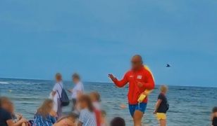 Ratownik upomina plażowiczów. "Nikt nie obserwuje tych dzieci"