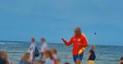 Ratownik upomina plażowiczów. "Nikt nie obserwuje tych dzieci"