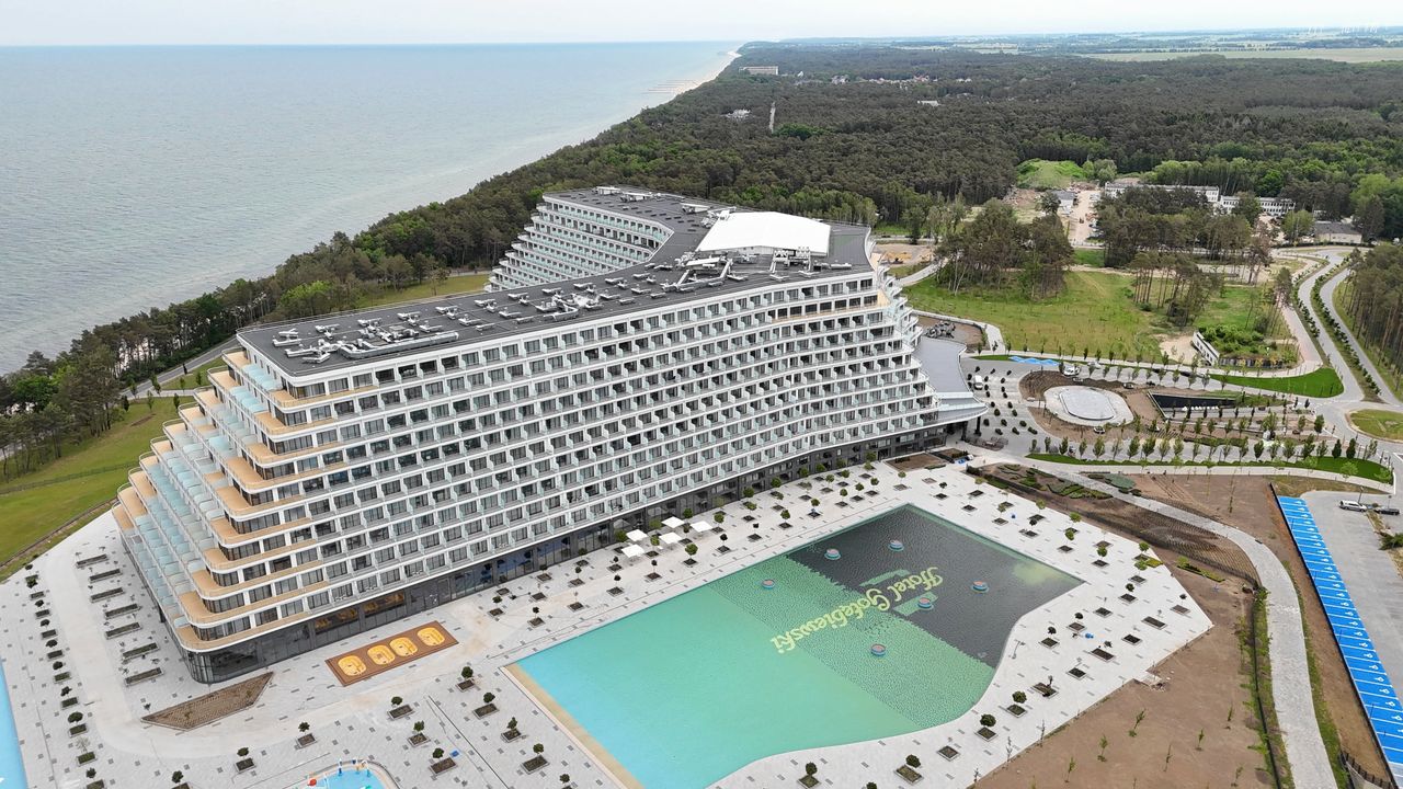 Brytyjczycy patrzą na Pobierowo. Tak piszą o hotelu gigancie