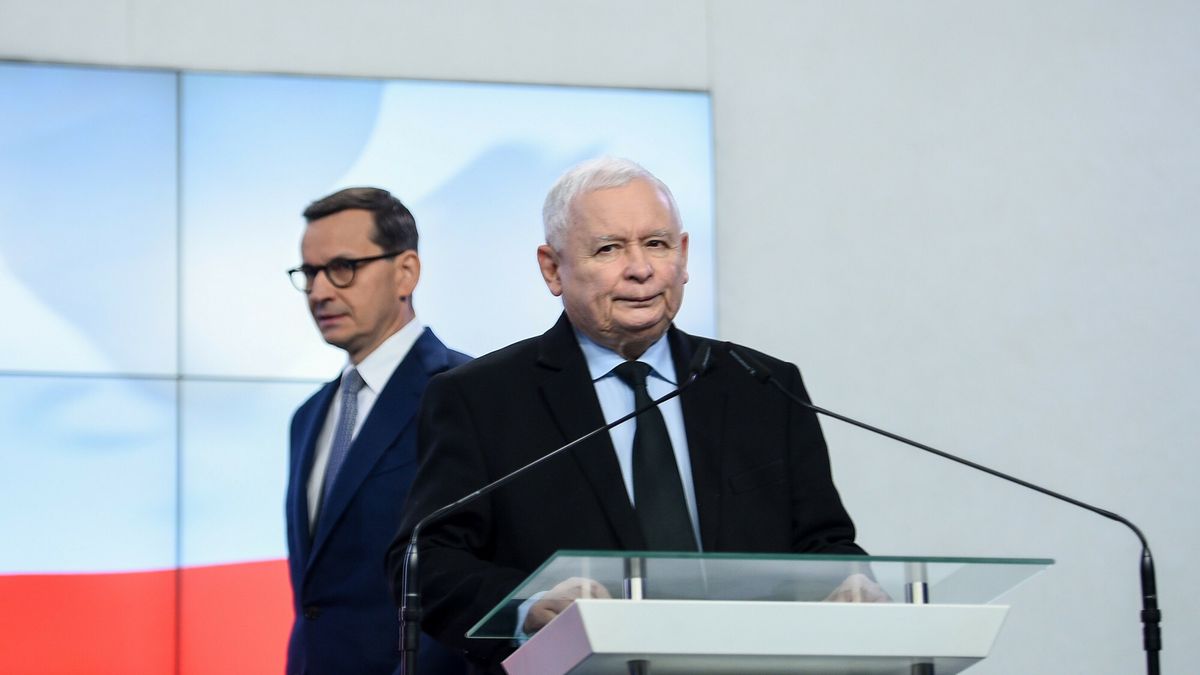 O?wiadczenie prezesa Kaczy?skiego i premiera Morawieckiego
28.11.2022 Warszawa Konferencja Jaroslawa Kaczynskiego i Mateusza Morawieckiego 
fot. Zbyszek Kaczmarek/REPORTER
n/z: Mateusz Morawiecki, Jaroslaw Kaczynski
Zbyszek Kaczmarek/REPORTER