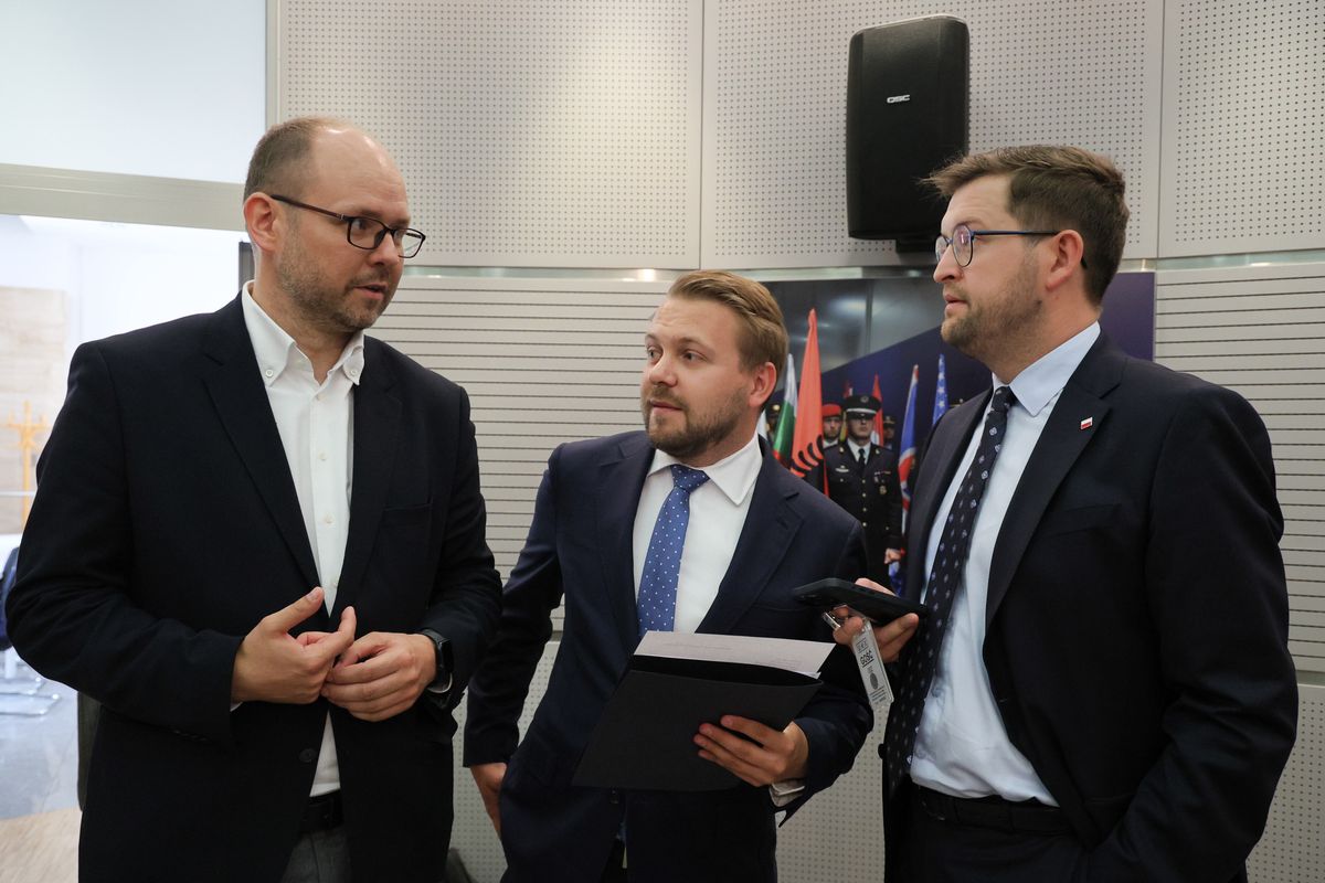 Marcin Przydacz, Jacek Ozdoba i Andrzej Śliwka na kontroli poselskiej w MON