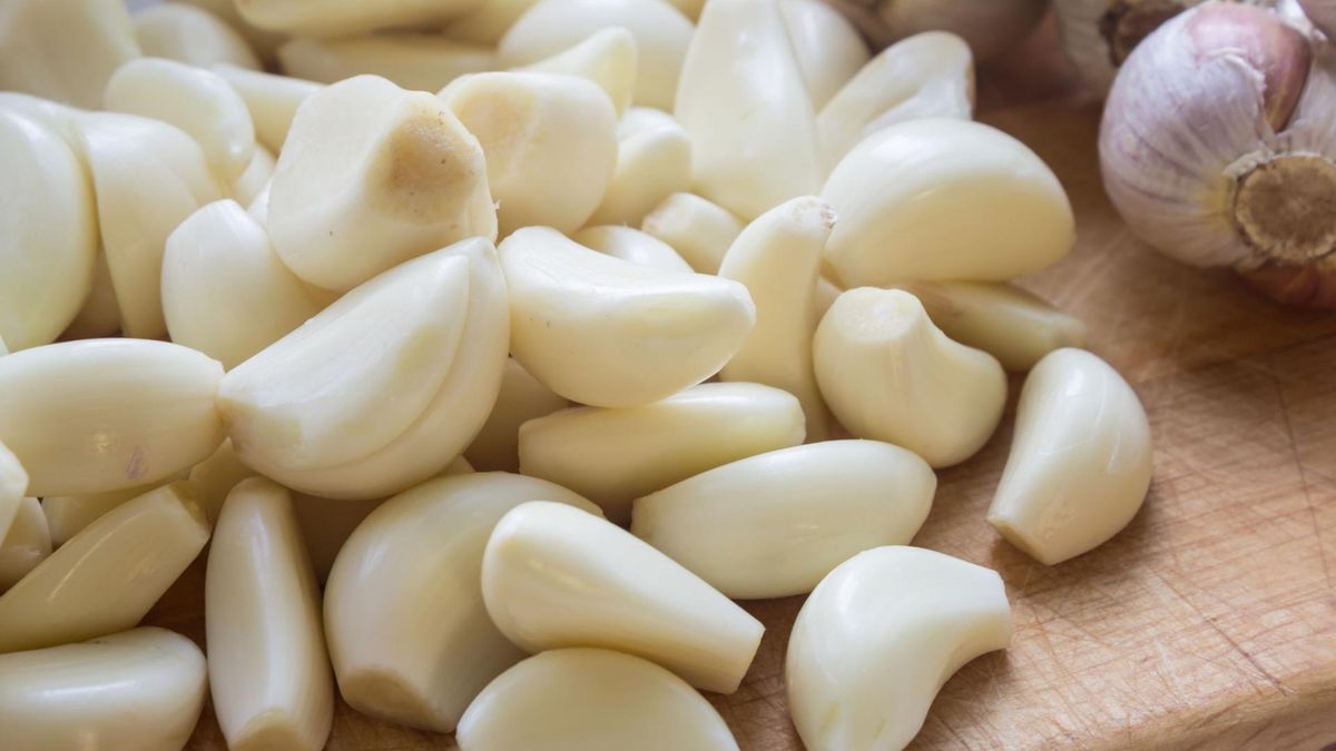 Włóż czosnek pod poduszkę [123rf.com]