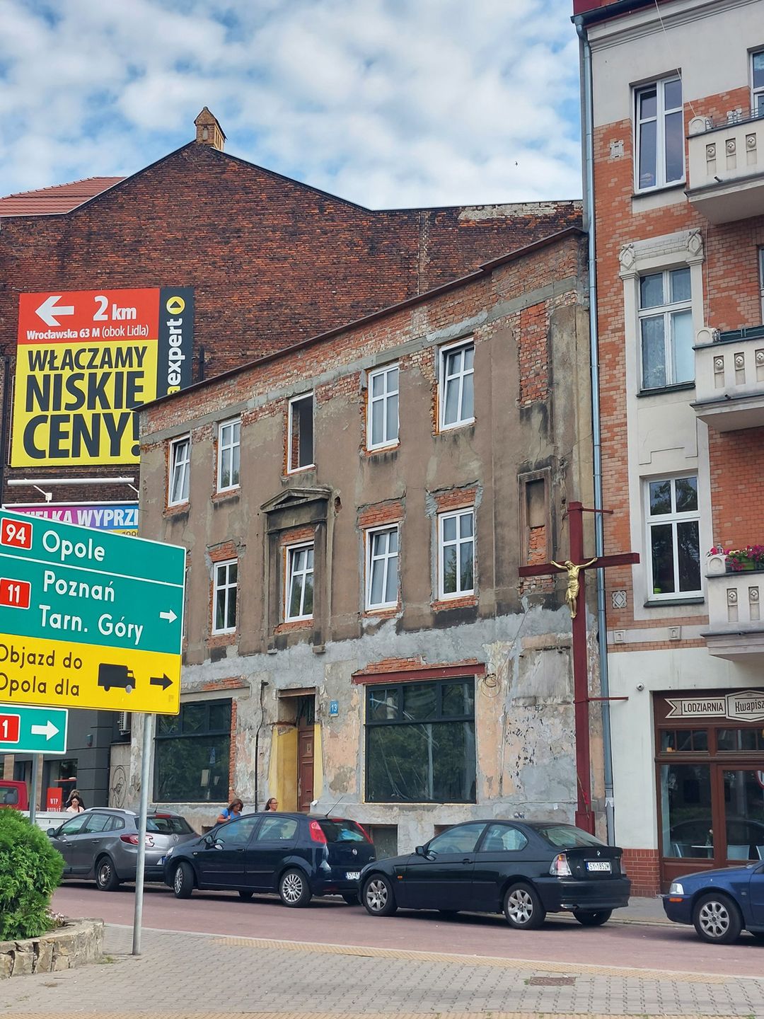 Bytom "zdobią" liczne banery i rozsypujące się budynki