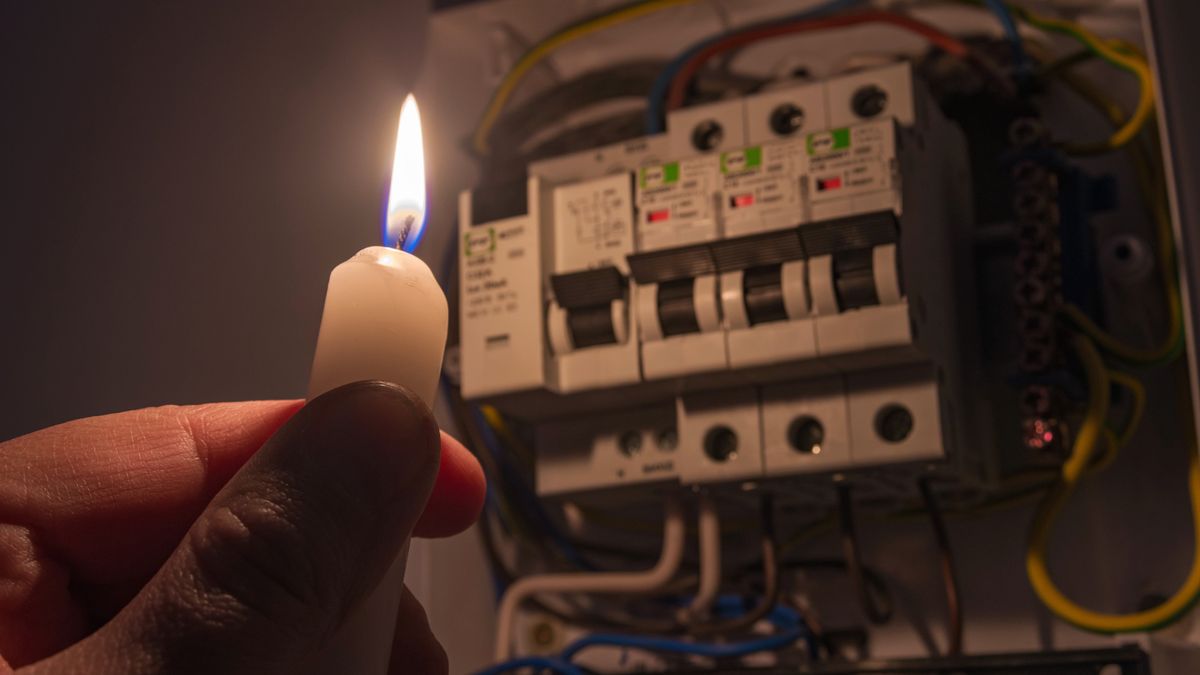 Bezpieczniki, rozdzielnica, świeca, blackout, wyłączenie prądu