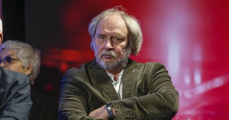 Wręczono mu prezent na wizji. Mina aktora mówi wszystko