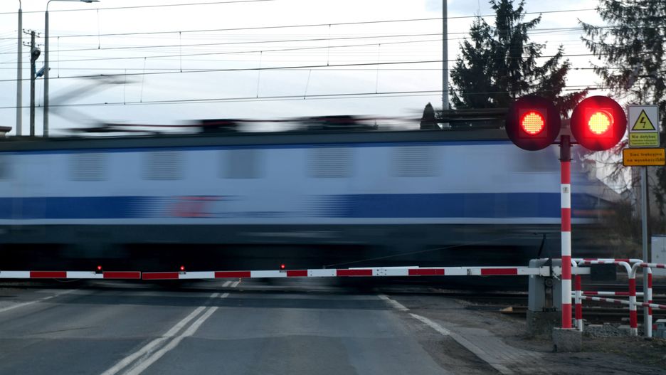 Wielkopolskie. Mimo zamkniętych szlabanów wjechał na przejazd