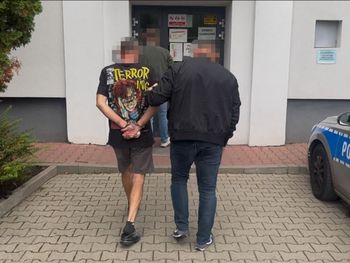 Warszawa: Włamali się do mieszkania i ukradli sejf z 250 tysiącami dolarów