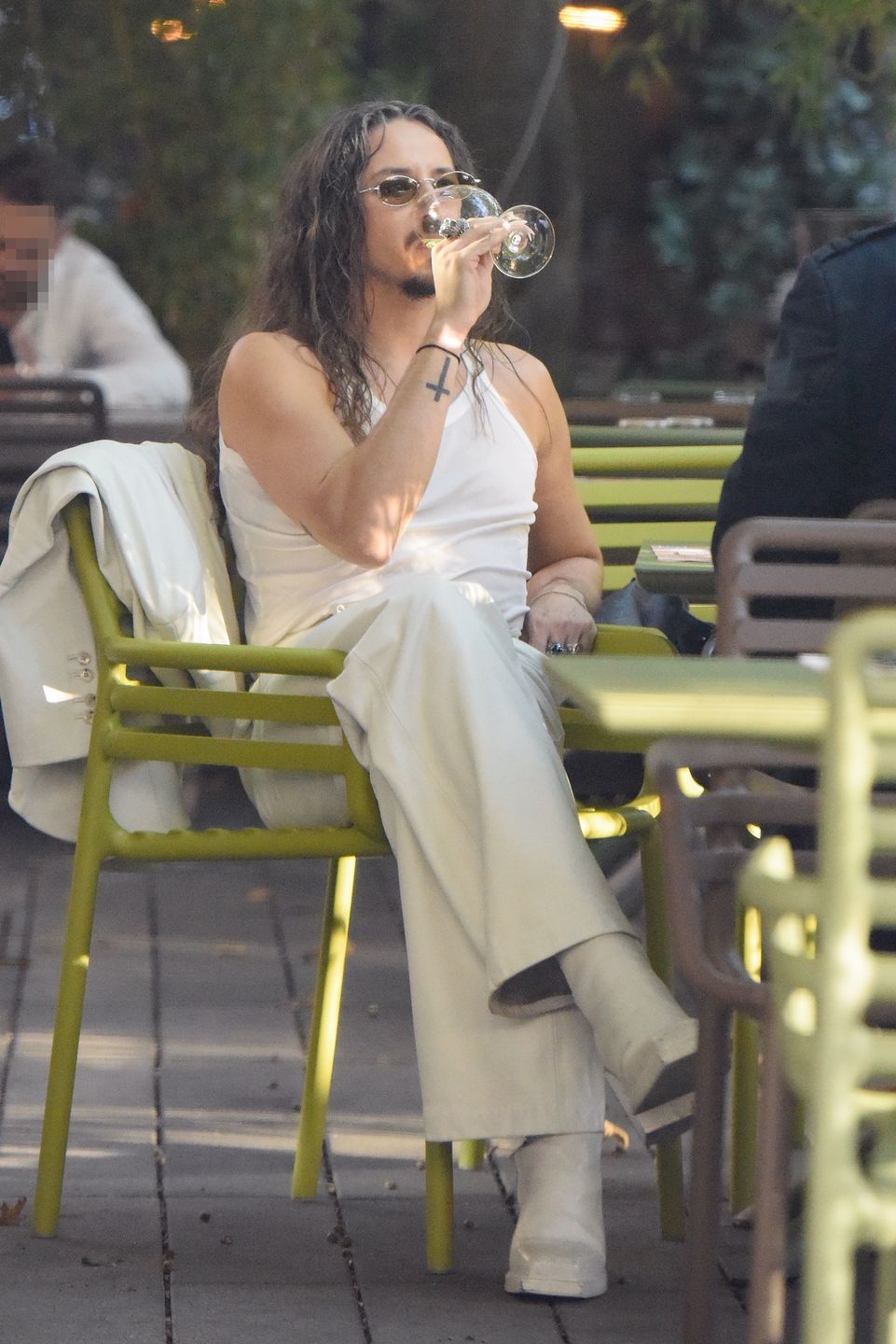 Michał Szpak delektuje się trunkiem na spotkaniu 