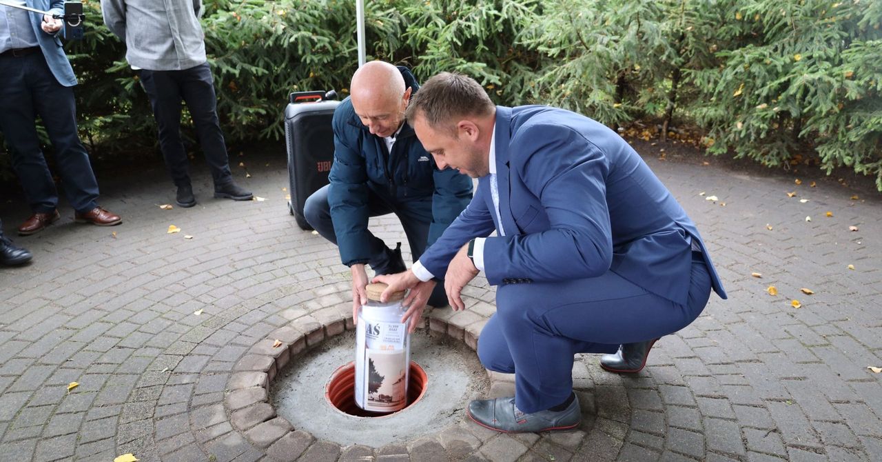 Szczecinek: Kapsuła czasu, tort i balony. 80-lecie najstarszej szkoły w mieście