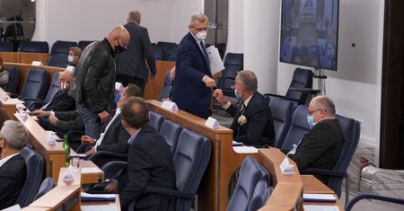 Senat: 2 mld na zdrowie, 3 mld na oświatę. Poprawki do budżetu przyjęte