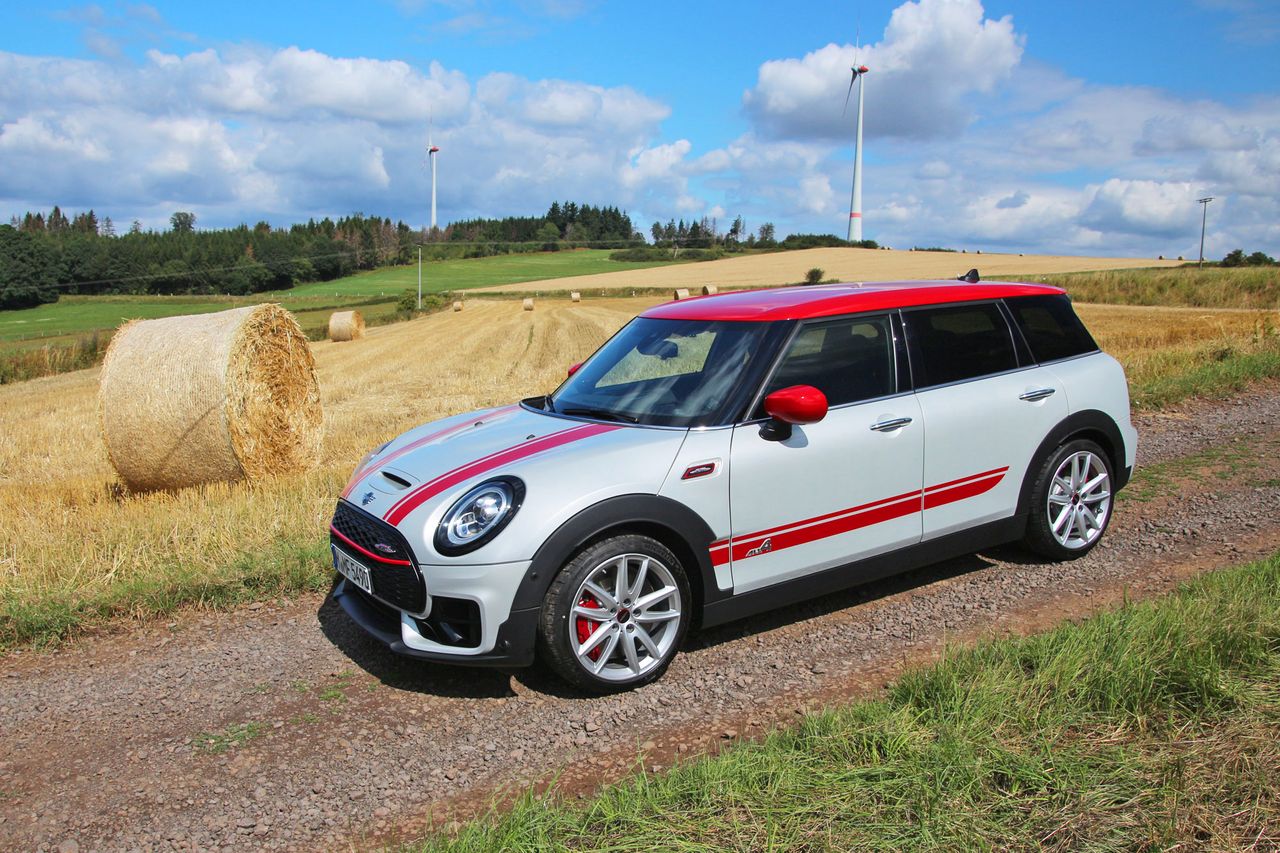 Mini Clubman wyróżnia się kształtem nadwozia i tym, że ma 6 drzwi.