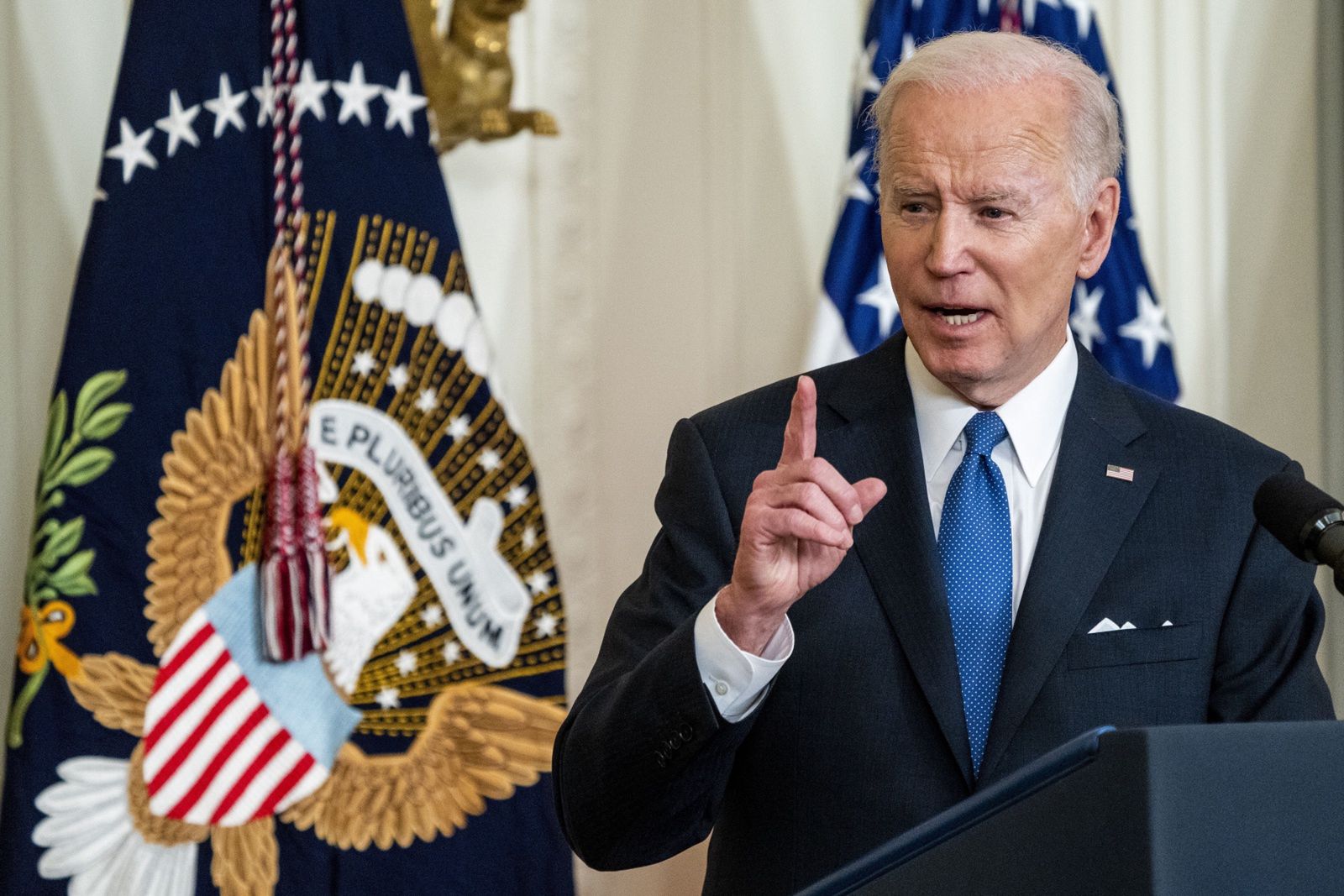 US President Joe Biden, with Vice President Kamala Harris and former President Barack Obama, delivers remarks on the Affordable Care Actepa09872424 US President Joe Biden delivers remarks during a ceremony on the Affordable Care Act and lowering health care costs for families in the East Room of the White House in Washington, DC, USA, 05 April 2022. US President Biden announced additional actions to save families hundreds of dollars a month on their health care.  EPA/SHAWN THEW Dostawca: PAP/EPA.SHAWN THEW