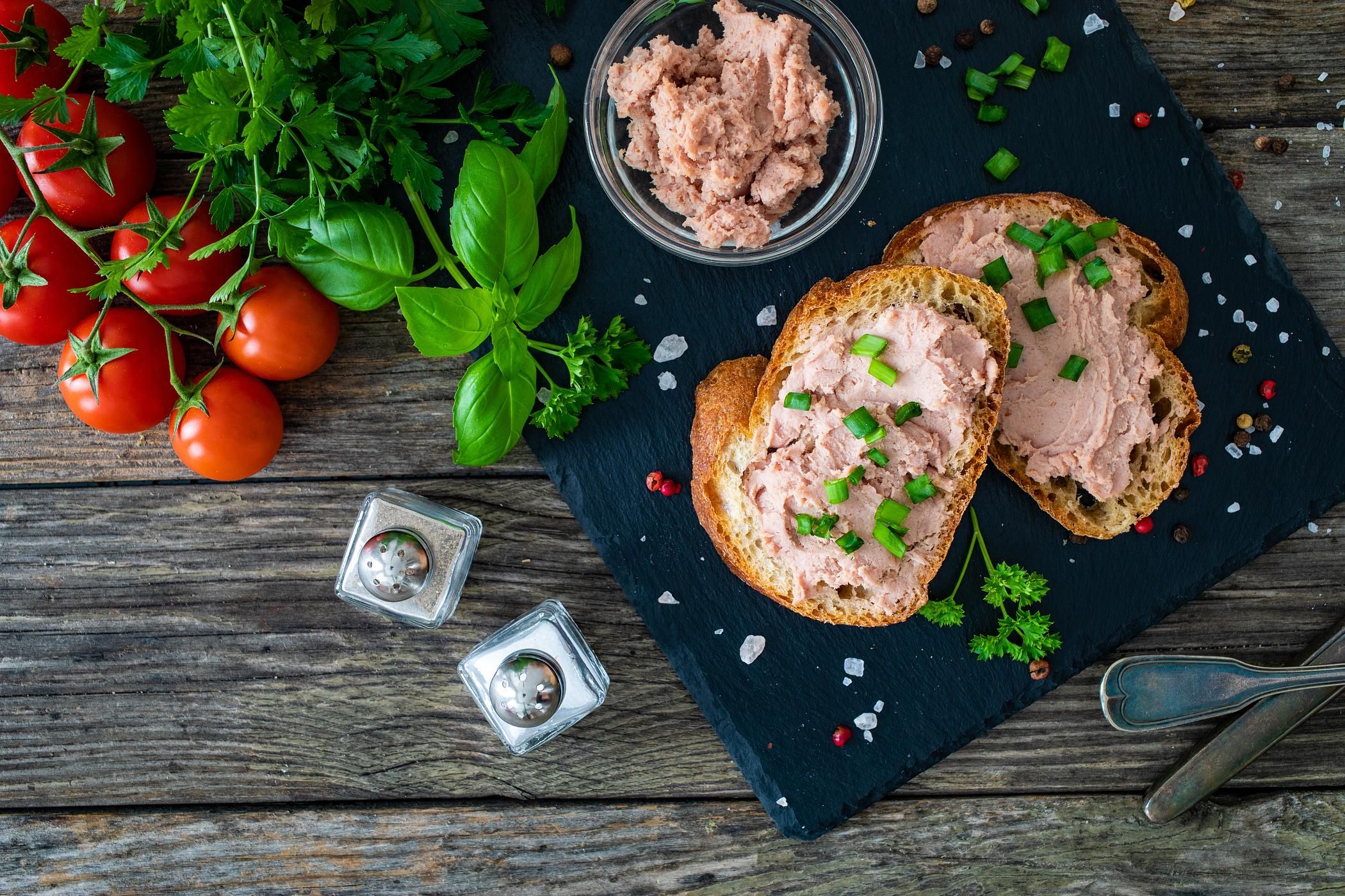 Kanapki z pastą kanapkową a'la pasztet