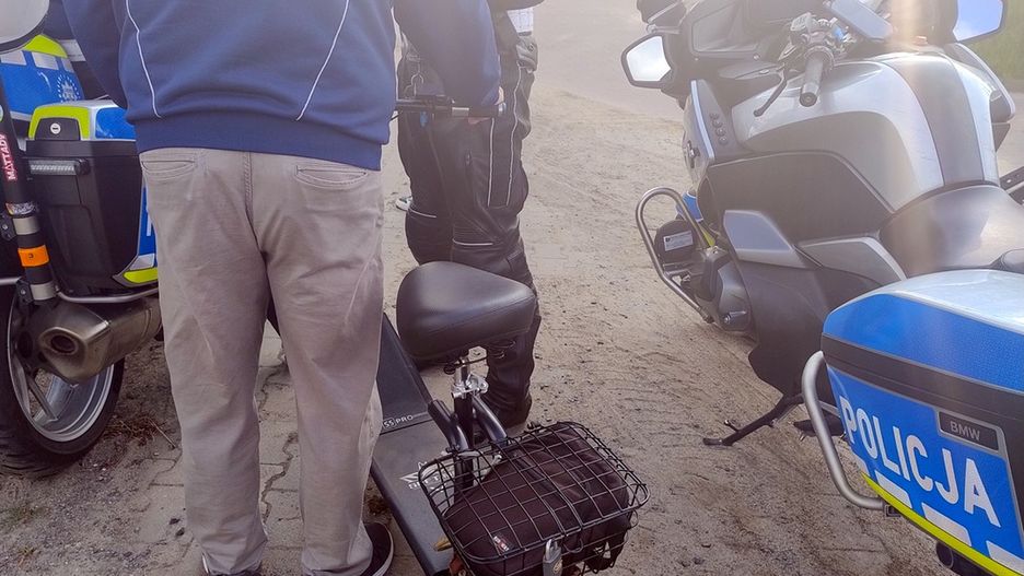 Pojazd z siodełkiem nie jest już hulajnogą, a motorowerem