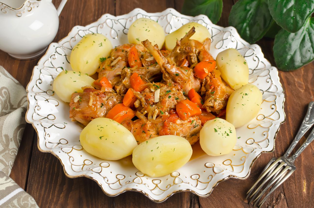 Królik duszony w winie z buraczkami na słodko-pikantnie