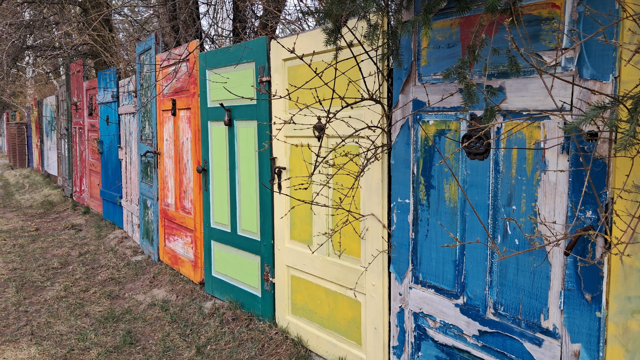 Każde drzwi to czyjaś historia...