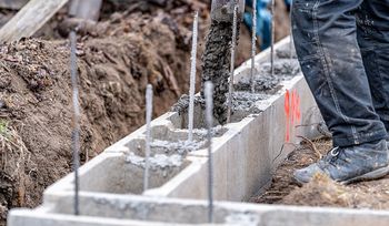 Ile kosztuje wylanie fundamentów w 2026? Materiały i robocizna