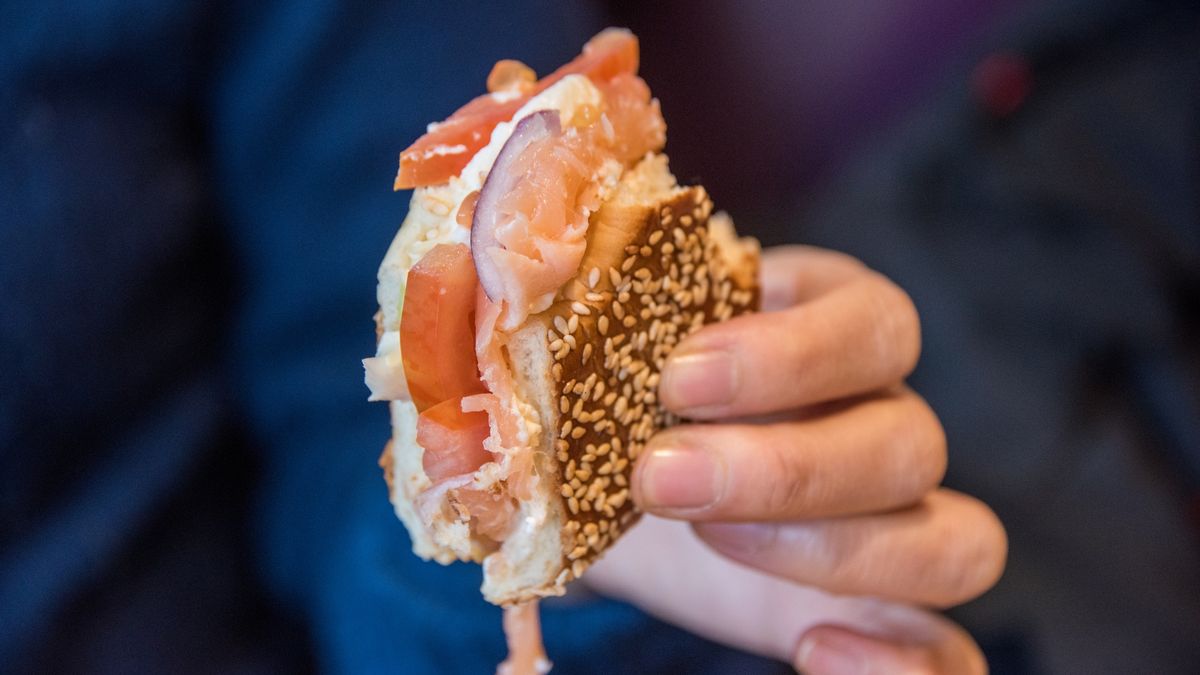 Kanapka z wędzonym łososiem to dobry wybór na śniadanie