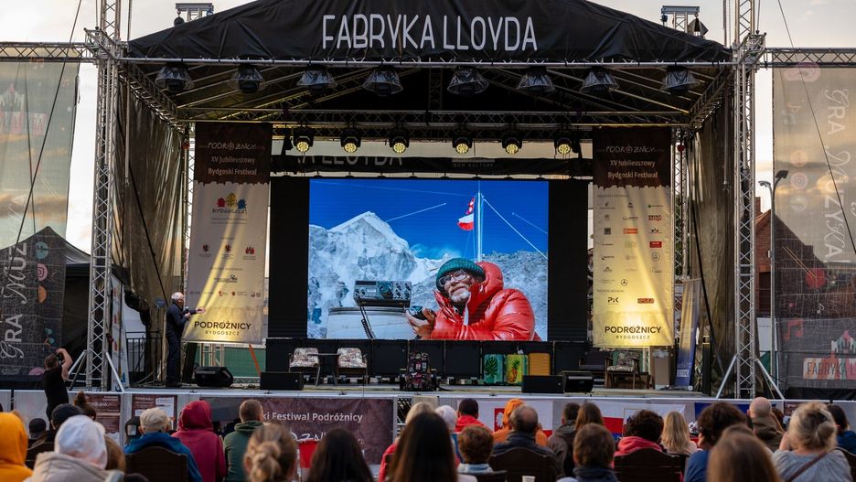 W piątek wieczorem w ramach Festiwalu &#34;Podróżnicy&#34; z bydgoszczanami, którzy przyszli do Fabryki Lloyda Plenerowo spotkali się giganci wypraw wysokogórskich. Najpierw z prelekcją &#34;45 lat od zdobycia zimowego Everestu&#34; wystąpił Krzysztof Wielicki. Potem o tym, co to znaczy filmować w najwyższych górach na ziemi opowiedział Oswald Rodrigo Pereira.