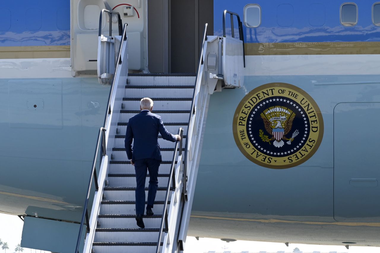 Joe Biden wsiada na pokład Air Force One.