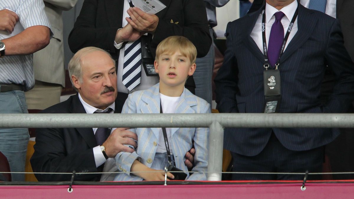 VIP-y i celebryci na Euro 2012
PHOTO: JAN KUCHARZYK/EAST NEWS  
KIJOW 
01/07/2012  
FINAL MISTRZOSTW EUROPY W PILCE NOZNEJ EURO 2012 HISZPANIA - WLOCHY . N/Z: ALEKSANDER LUKASZENKA Z SYNEM  
The final match of the European Football Championship 2012 between the national teams of Italy and Spain on July 1, 2012 in Kiev, Ukraine.
JAN KUCHARZYK