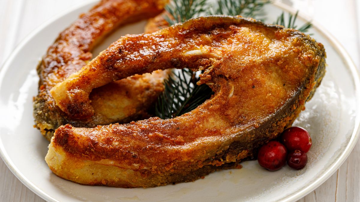 Smażony karp to jedno z wigilijnych dań