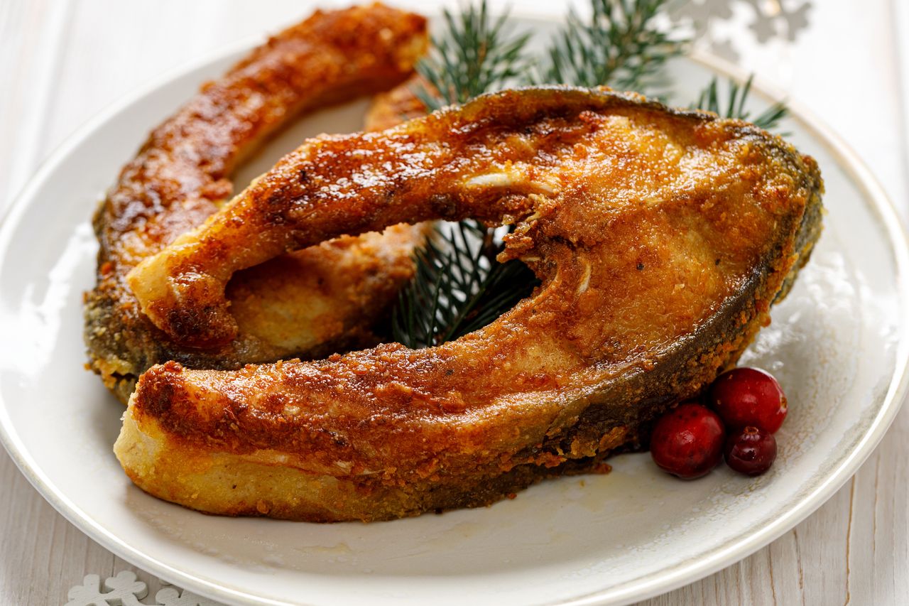 "Nie jest wymysłem PRL-u". Historyk kuchni obala mit o wigilijnym karpiu