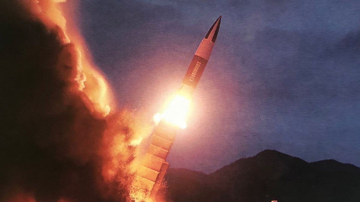 Korea Północna wystrzeliła pociski w stronę Japonii. Przeleciały 900 km