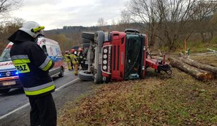 Olszany. Wypadek ciężarówki z drewnem